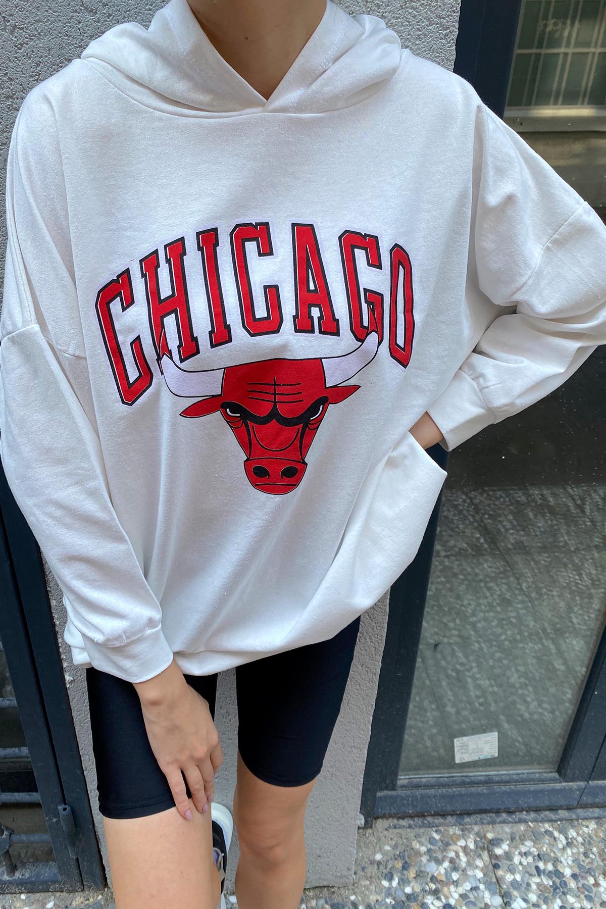 Beyaz Chicago Baskılı Kapüşonlu Oversize & Bol Kesim Sweatshirt 1KXK8-44195-01 - XHAN