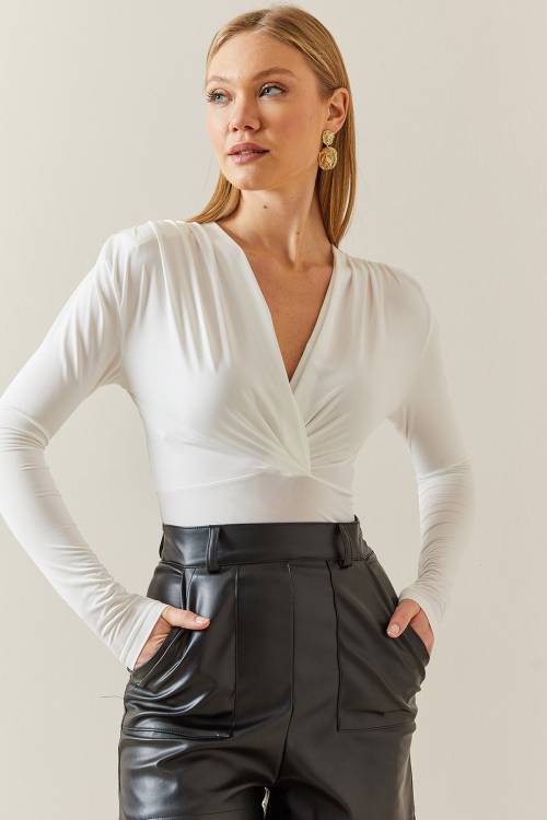 Beyaz Vatkalı & Göğüs Dekolteli Çıtçıtlı Bluz 4KXK2-47811-01 - 2