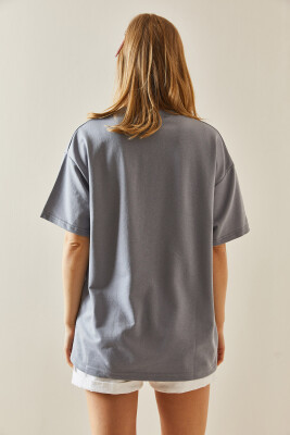 Gri Figür Detaylı Bisiklet Yaka Oversize Tişört 5YXK1-48003-03 - 6