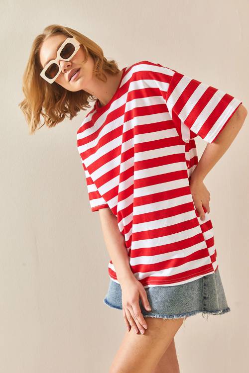 Kırmızı Bisiklet Yaka Çizgili Oversize Tişört 3YXK1-47086-04 - 3