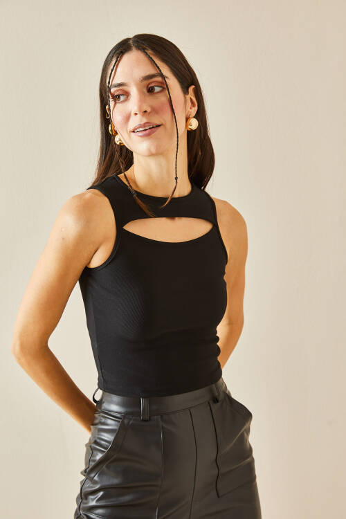 Siyah Bisiklet Yaka Pencere Detaylı Bluz 5YXK2-48382-02 - 5
