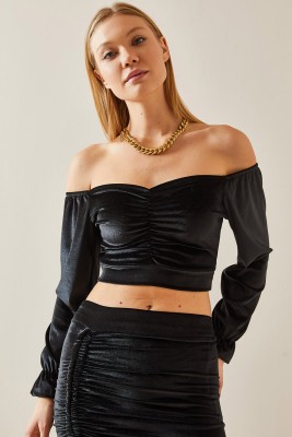 Siyah Düşük Omuz Büzgülü Kadife Crop Bluz 4KXK2-47784-02 - 2