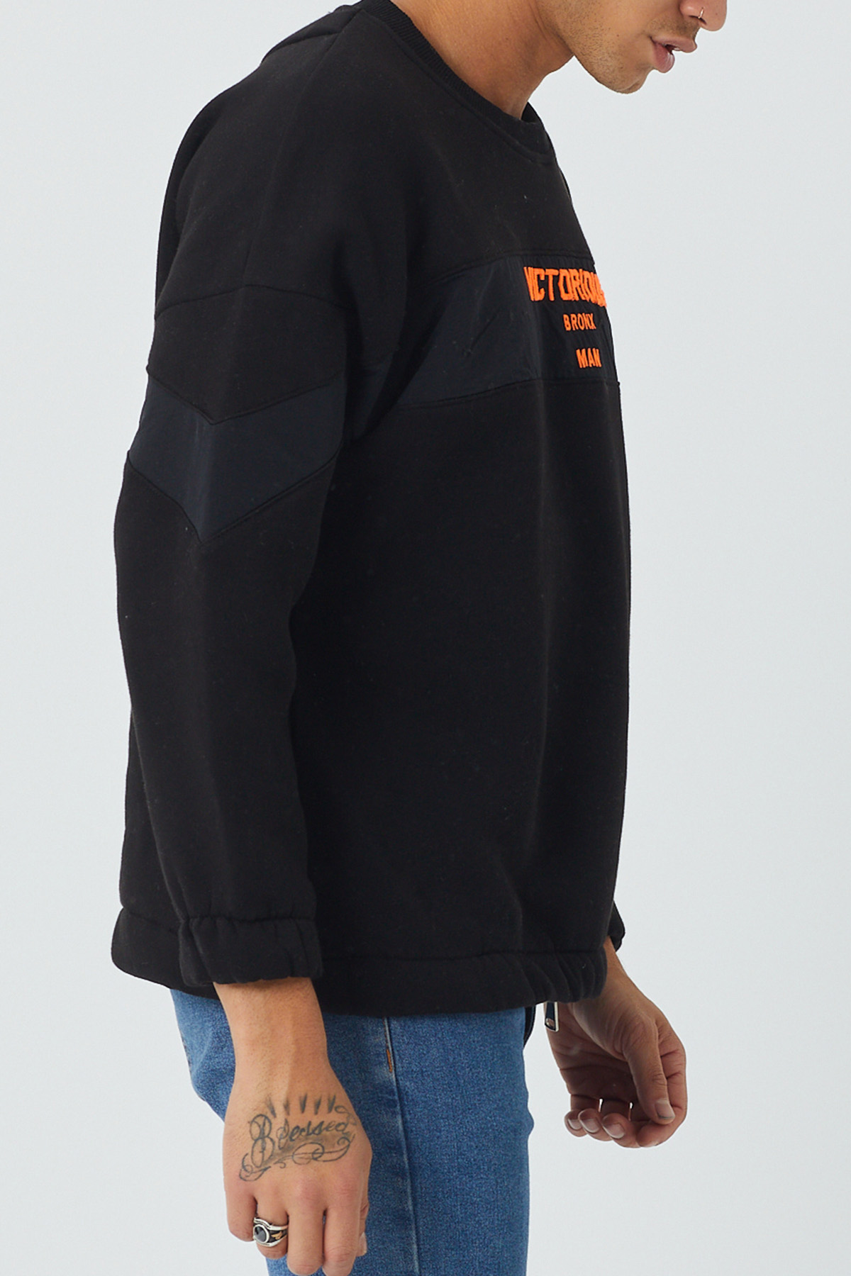 Siyah Fermuar Detaylı Nakışlı Sweatshirt 1KXE8-44329-02 - 2