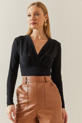 XHAN - Siyah Pile Detaylı V Yaka Dökümlü Crop Bluz 4KXK2-47807-02